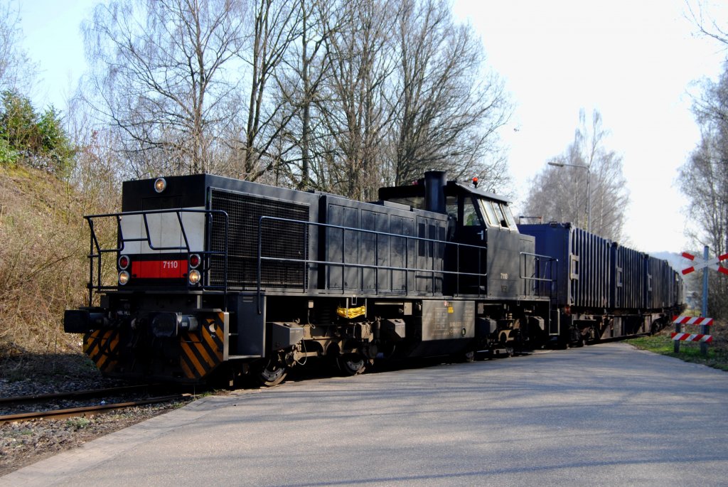 MaK 1206  ( 1275 621-1 - D-Dispo ) am 22.3.11 in Kerkrade / Haanrade mit eine Mllzug beim rangieren, im Industriegebit auf einem unbeschrankten Bahnbergang