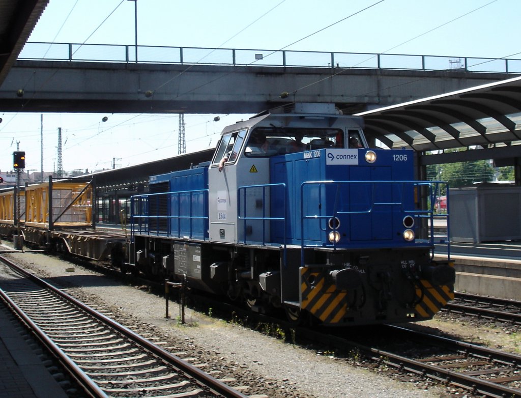 MaK 1206 der Connex durch fhrt am 23.6.2005 mit einem Containerzug den Ulmer Hbf,in Richtung Nord. Lok 1544 