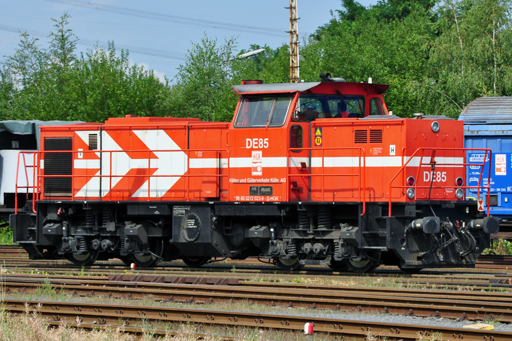 MaK DE 1002 der HGK, Lok-Nr. DE 85, in Br�hl-Vochem 25.08.2011