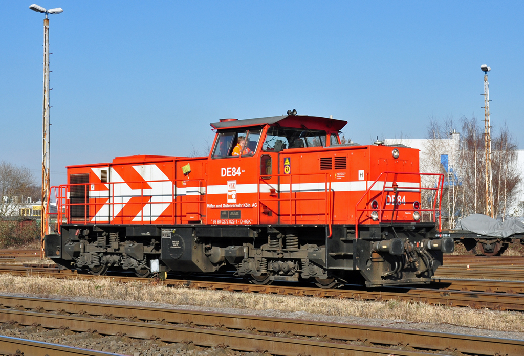 MaK DE 1002 der HGK, LokNr. DE84 in Brhl-Vochem - 06.02.2012
