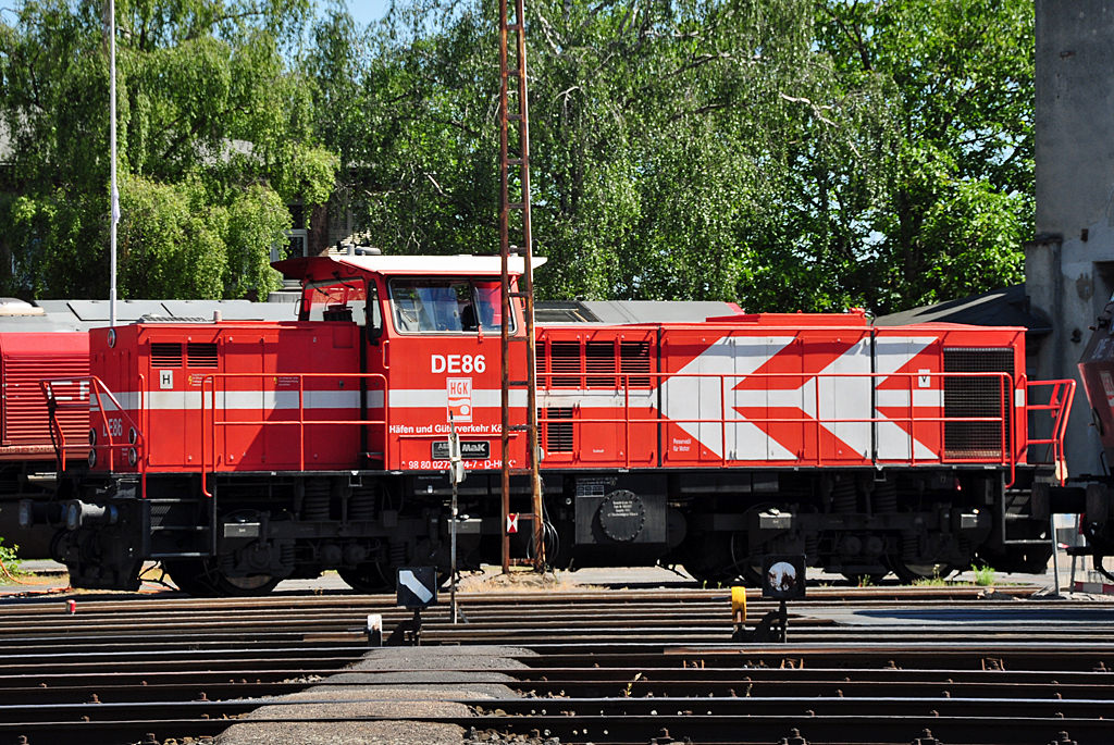 MaK DE 1002 der HGK mit Nr. DE-86 in Br�hl-Vochem - 25.05.2011