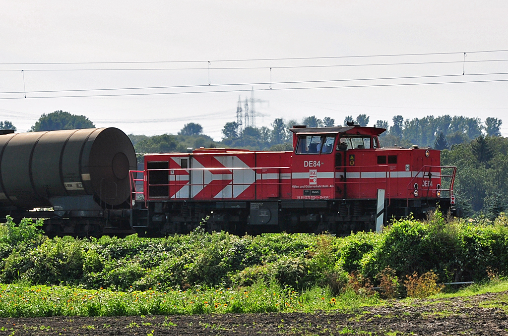 MaK DE 1200 der HGK mit Lok-Nr. DE-84 und Tankwagen am Haken zwischen Br�hl und H�rth - 06.09.2010