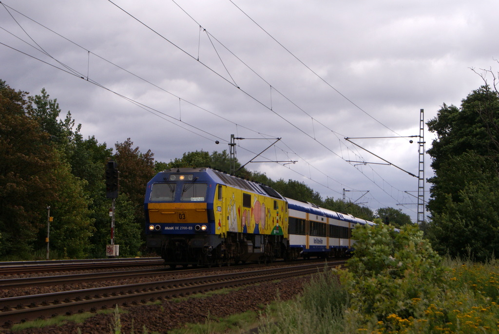 MaK DE 2700-03 mit einer NordOstseeBahn nach Westerland (Sylt) in Halstenbek am 29.07.2011