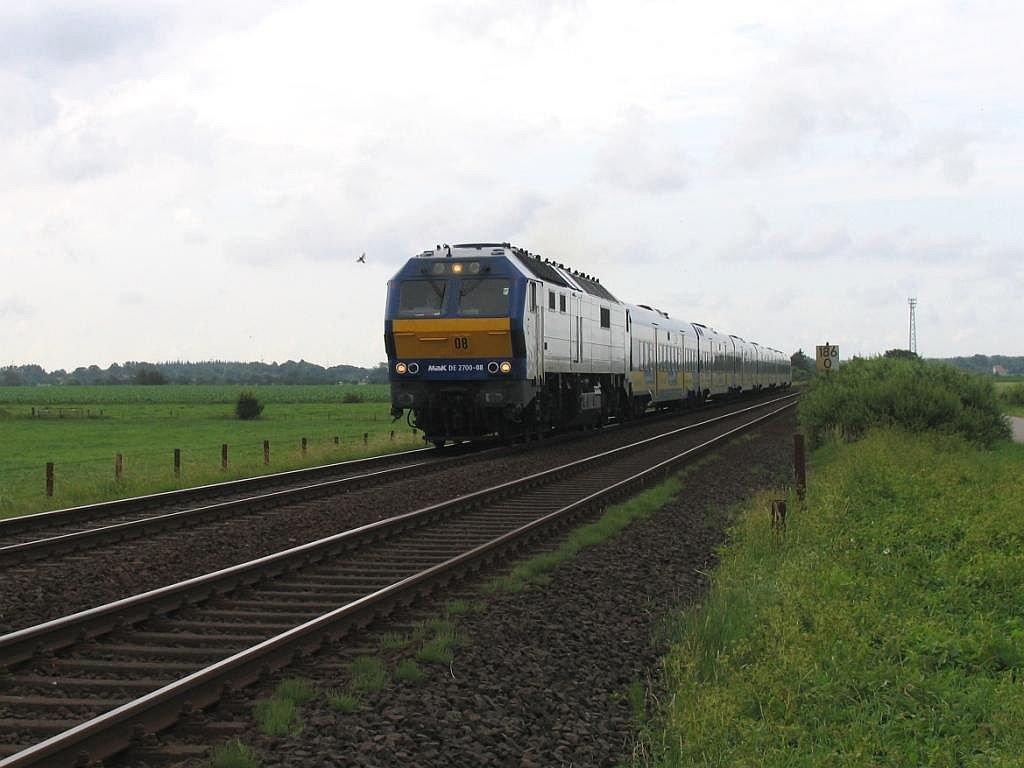 MAK DE 2700-08 der Nord-Ostsee-Bahn (NOB) mit NOB-zug Hamburg Altona-Westerland (Sylt) bei West Bargum on 22-6-2007.