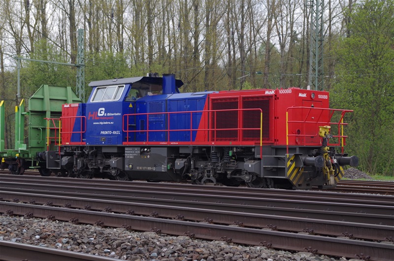MaK G 1000 BB der HLG mit Holzzug am 01.05.2013 in Hochstadt-Marktzeuln. 