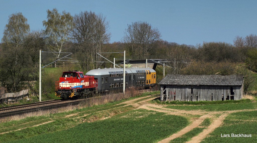 MaK G 1000BB 411 53 der EVB dieselt am 25.04.10 mit einem Sonderzug gebildet aus den Doppelstockwagen der LBE (Lbeck-Bchner Eisenbahn) von Lbeck Hbf Richtung Hamburg. Aufgenommen in Altenfelde nrdlich von Reinfeld (Holst.).