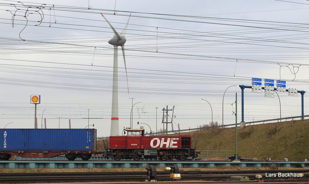 MaK G 1204 150002 der OHE rangiert am 27.02.10 einen Containerzug aus dem Rbf Alte Sderelbe in den CTL Altenwerder vorbei an einer der zwei groen Windkraftanlagen in Altenwerder.