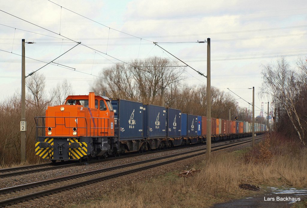 MaK G 1205 der Northrail hat am 27.02.10 einen langen Containerzug am Haken und befrdert diesen aus den Rbf Alte Sderelbe in den Gbf Hamburg-Harburg.