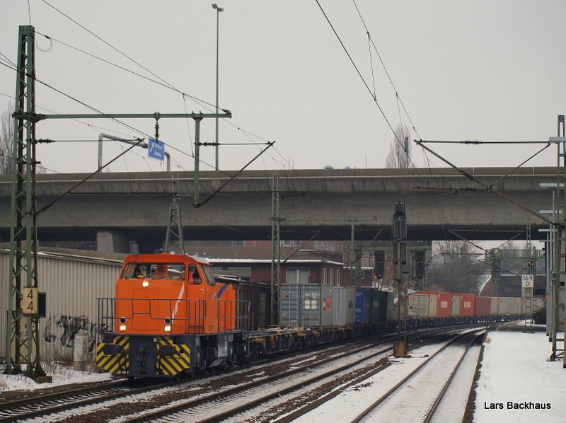 MaK G 1205 von Northrail poltert am 23.01.10 mit einem Containerzug aus Hamburg-Waltershof durch Hamburg-Harburg Richtung Gbf-Harburg. Dort wird sie den Zug zur bergabe abkuppeln und als Lz zurck nach Waltershof fahren.