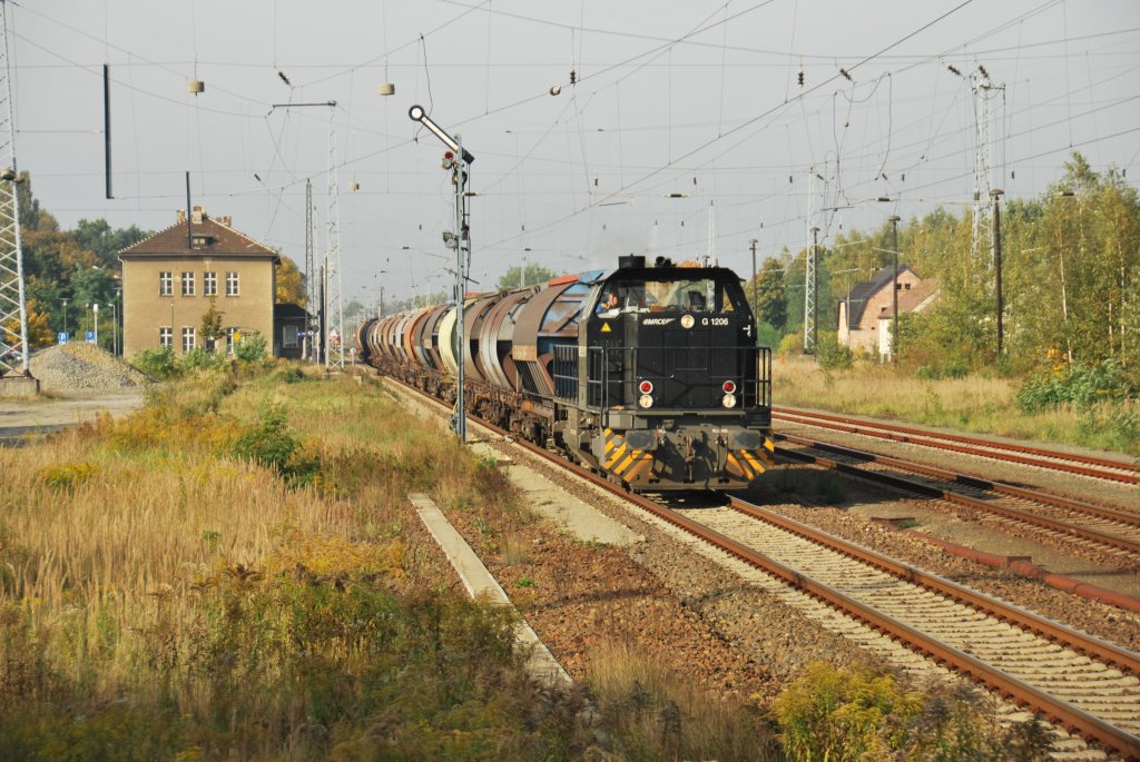 MaK G 1206 mit Ganzzug in richtung Ost durch Lauchhammer, 09/10/2010.