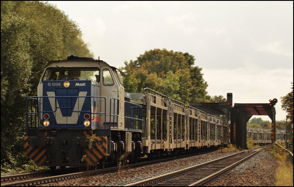 MaK G 1206 war die erste berraschung beim Dampflok warten. Sie hat einen leeren Autozug am Haken. (18.09.2010, Regensburg  Hafen Brcke)