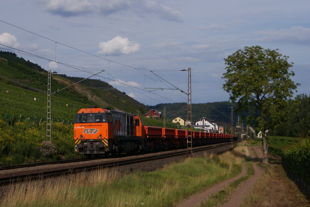 MaK G 2000 BB von RTS mit einem Gterzug am 25. Juli 2011 in Pommern an der Mosel