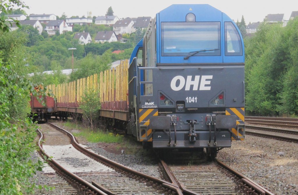 MAK G 2000BB (1041) der OHE wartet am 3.8.2012 an der Holzverladestelle in Arnsberg.