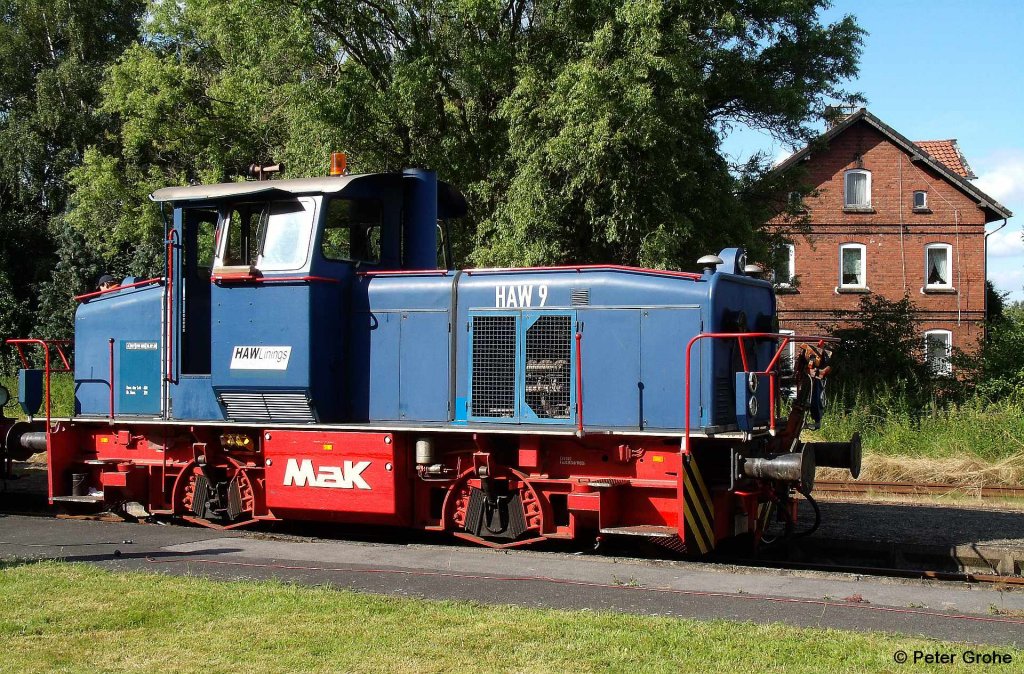 MaK G 320 der Firma HAW Linings bei Sonderfahrt anlsslich der   Aktion Feriendampf   vom Landkreis Hildesheim,  ex KBS 241 Derneburg – Seesen, fotografiert am 22.07.2012 im Bahnhof Bornum (Harz)  --> Die Lok der Bauart B-dh wurde 1966 in Kiel von MaK mit der Fabr.-Nr. 220083 gebaut und an die Shell AG, Hamburg fr das Tanklager Flrsheim ausgeliefert --> ab 1980 Wolff Walsrode AG fr Werkbahn Bomlitz --> ab 1996 an HAW Linings GmbH, Bornum --> ab 1999 SGL Acotec GmbH, Bornum, ab 2005 KCH Group GmbH, Bornum. Seit 2007 befindet sich die Lok wieder im Besitz der HAW Linings GmbH in Bornum