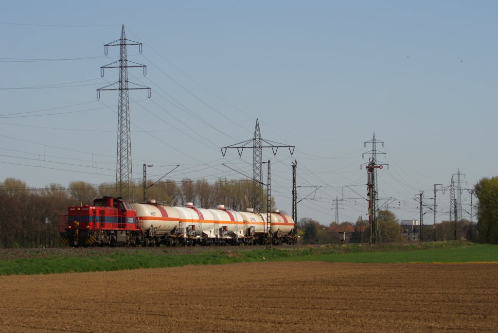 MaK G1000BB der Chemion mit einem Kesselwagenzug in Neuss-Weienberg am 03.04.2011