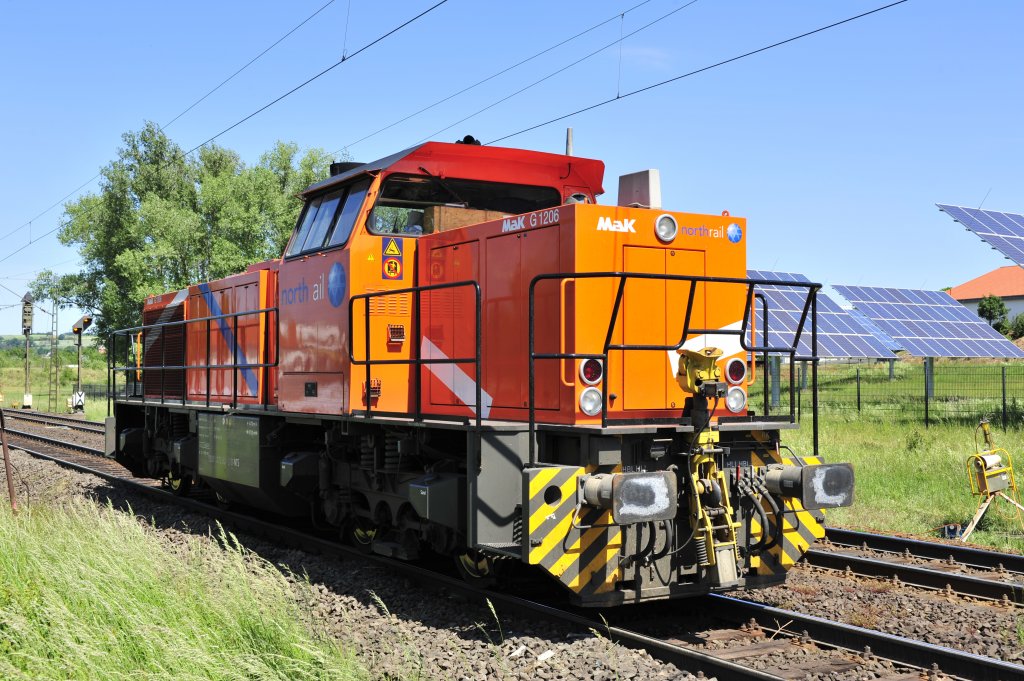 MaK G1206 der northrail - Die Lok wartet am Vormittag des 02. Juni 2011 zwischen Hnfeld und Burghaun auf ihren Bauzug.