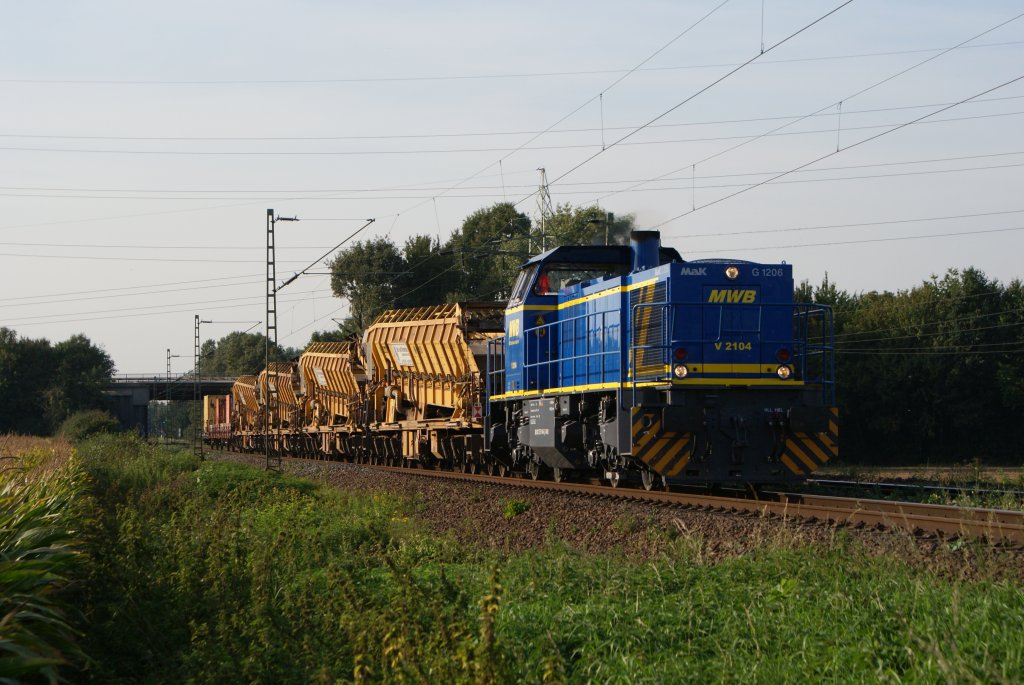 MaK G1206 V2104 der MWB mit einem Bauzug in Neuss-Weienberg am 22.09.2010