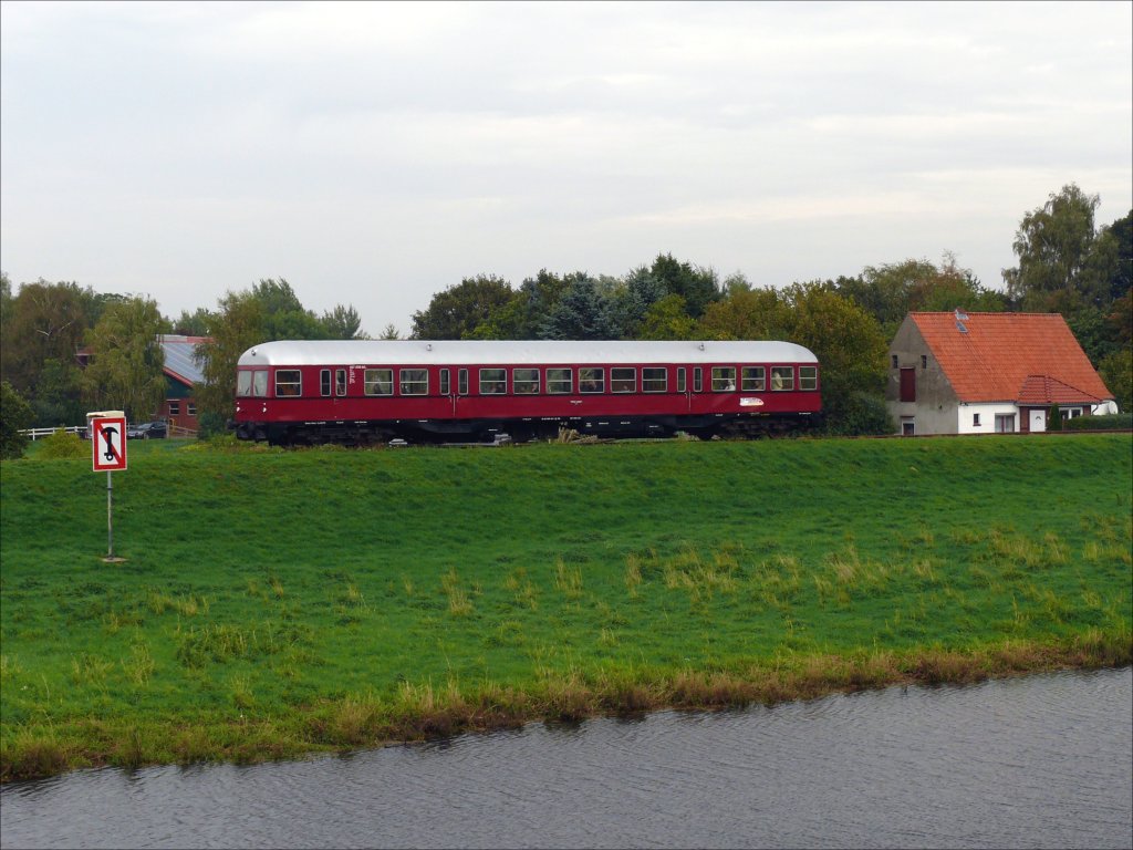 MaK GDT 0518 der Arbeitsgemeinschaft Verkehrsfreunde L�neburg (AVL) als Heideexpress Niedermarschacht - Winsen-S�d auf dem Deich am Ilmenaukanal in Fahrenholz (ex KBS 109f); 03.10.2010
