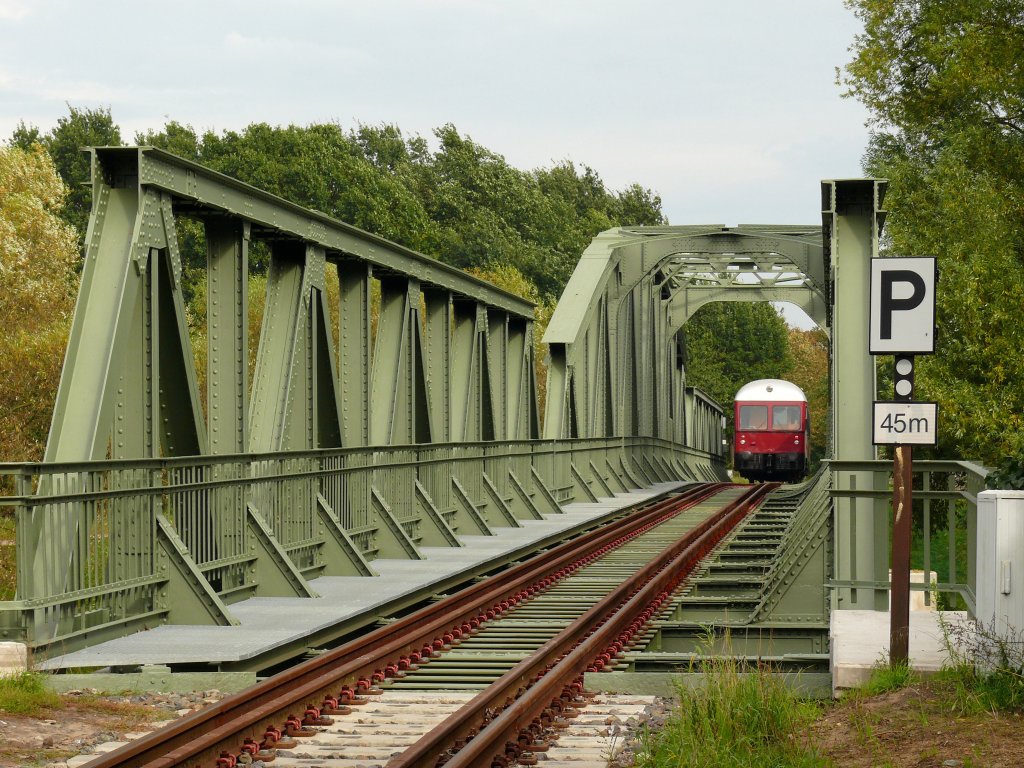 MaK GDT 0518 der AVL hat auf seiner Fahrt von Winsen (Luhe) nach Niedermarschacht auf der Brcke beim ehemalige Hp Nettelberg die Ilmenau berquert; 03.10.2010
