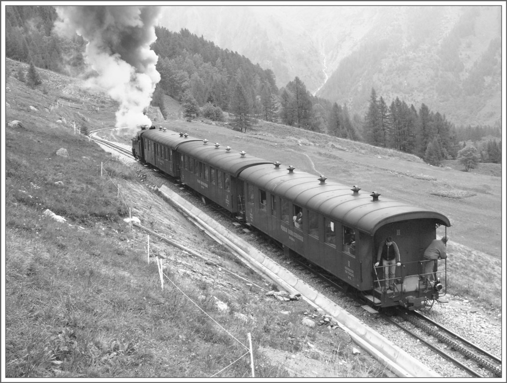 Mal abgesehen von der Bekleidung der Fahrgste, des neuen Weidezauns und der neuen Regenrinne entlang der Geleise, knnte das Bild auch vor 80 Jahren entstanden sein. (15.08.2010)