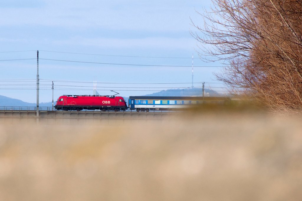 Mal eine ander Perspektive: EC 73 ist von Prag nach Wr. Neustadt unterwegs. Im Hintergrund sind brigens die Senderanlage am Kahlenberg und die Spitze des Wr. Millenium Towers zu erkennen. Das Foto ist entstand am 21.01.2012.