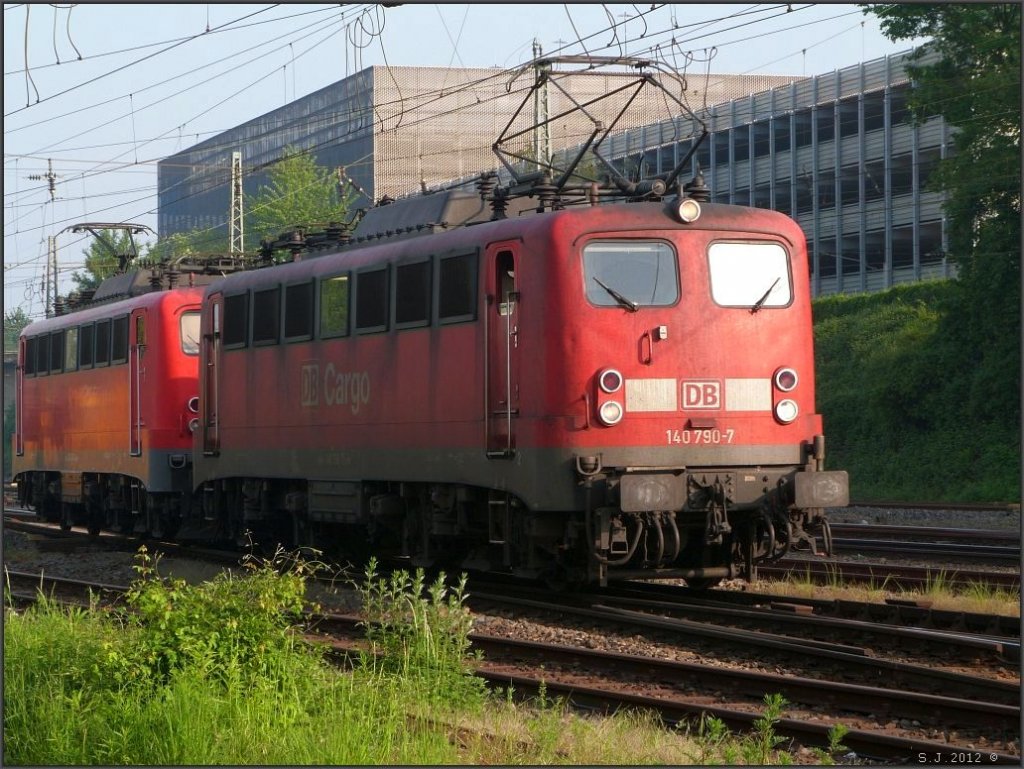 Mal bildlich festgehalten,wer wei wie lange man die 140 790-7 und die Schwesterlok
noch im regulren Dienst zu sehen bekommt. Location: Aachen West im Mai 2012.