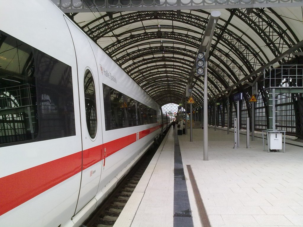 Mal ein Bild entlang des ICEs.
Ich bin extra alles vor gegenagen um ihn mal von Vorne zu Fotografieren aber leider hielt er zu knapp sodass ich nicht weitergehn konnte da dann schon der Bahnsteig zuende war und da betreten verboten war...
ALso nutze ich es um wenigstens in den Dresdener HBF rein zu Fotografieren.
ICE Richtung Wiesbaden in Dresden HBF 14.08.10