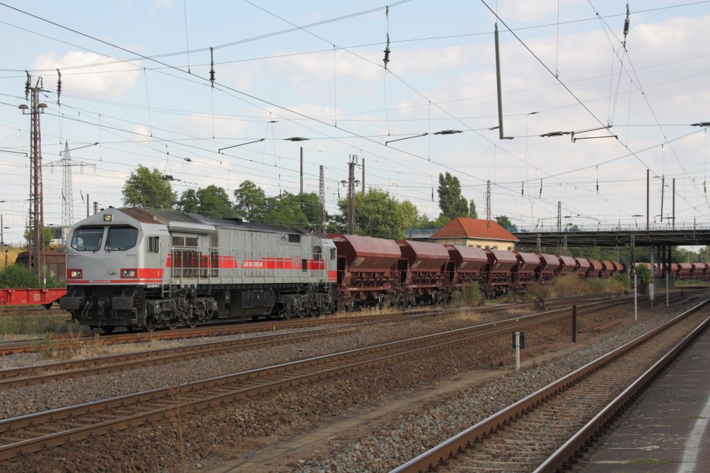 Mal ein bisschen Abwechslung in Magdeburg-Rothensee: 250 004-9 fhrt mit einem Ganzzug franzsischer Schttgutwagen (vermietet an die hvle) in Richtung Norden. Fotografiert am 31.07.2010. 