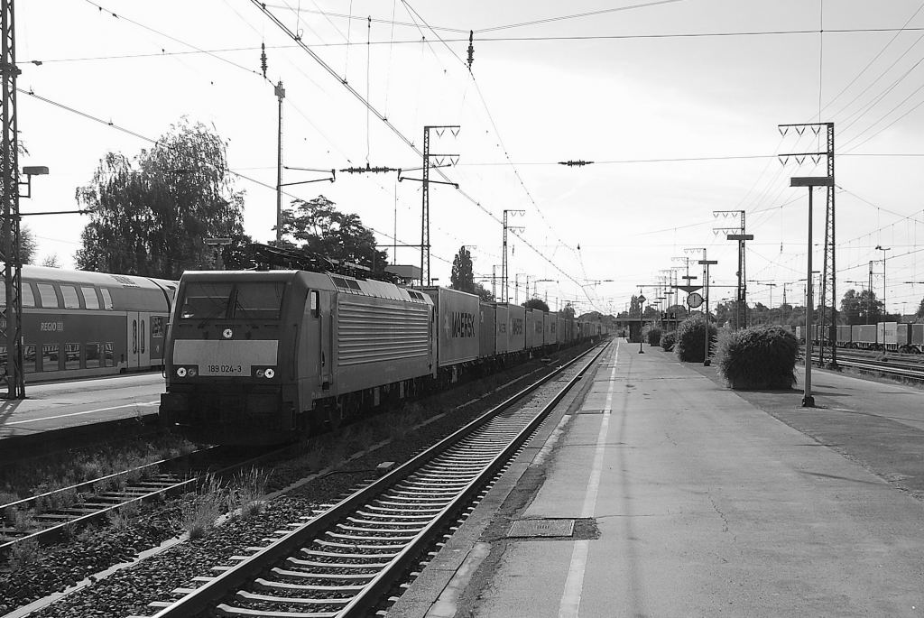 Mal ein Emmerichbild in schwarz/wei....da es mehr oder weniger eine Gegenlichtaufnahme wurde habe ich mich dafr entschieden.....es zeigt die 189 024-3 beim Systemwechsel auf Gleis 2 in Richtung Duisburg fahrend am Sonntagabend den 12.8.2012