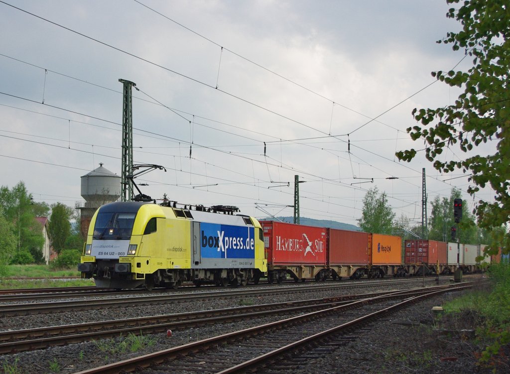 Mal ein relativ sauberer BoxXpress: ES 64 U2-003 mit Containerzug in Fahrtrichtung Norden durch Eschwege West. Aufgenommen am 08.05.2010.