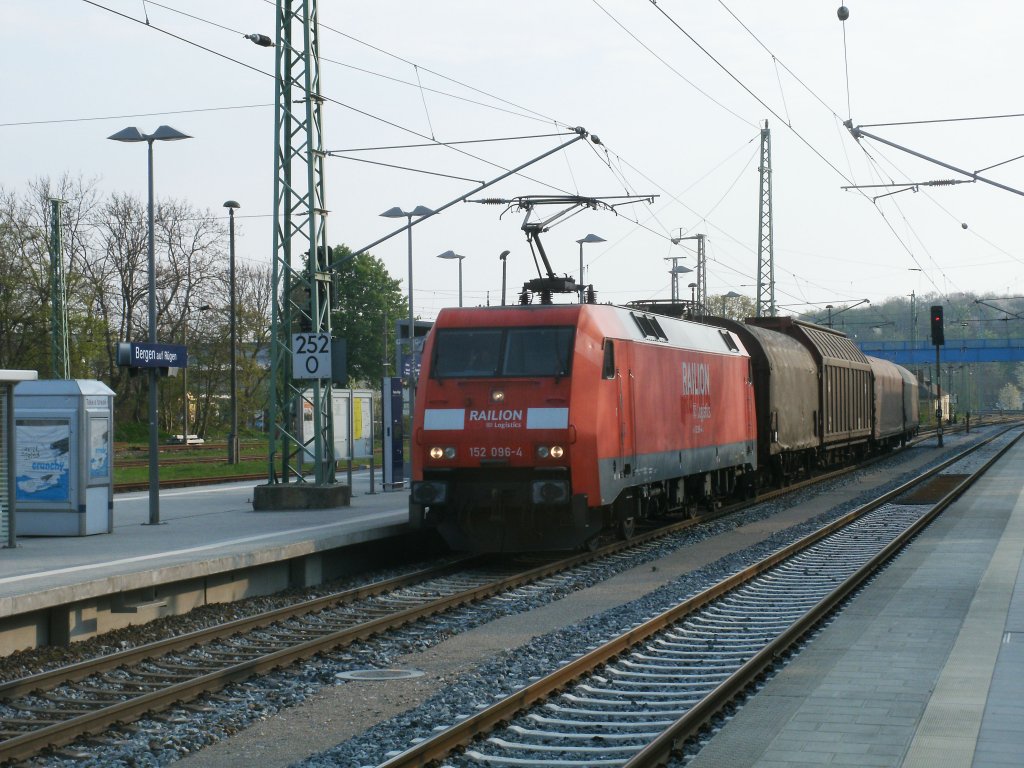 Mal ist er lang an Wagen oder wie am 27.April 2011 nur vier Wagen kurz der Lumpensammler von Mukran nach Rostock Seehafen,als dieser von 152 096 am Morgen durch Bergen/Rgen fuhr.