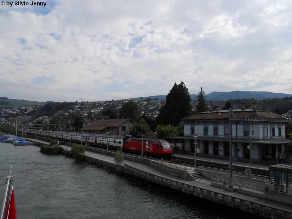 Mal eine etwas andere Fotostelle suchte ich mir beim IC 580 am 5.9.2010 in Richterswil mit der Re 460 097-9 ''Studenland'' aus, das Foto entstand auf dem Motorschiff ''Panta Rhei, dessen Heckflagge unten links zu erkennen ist.