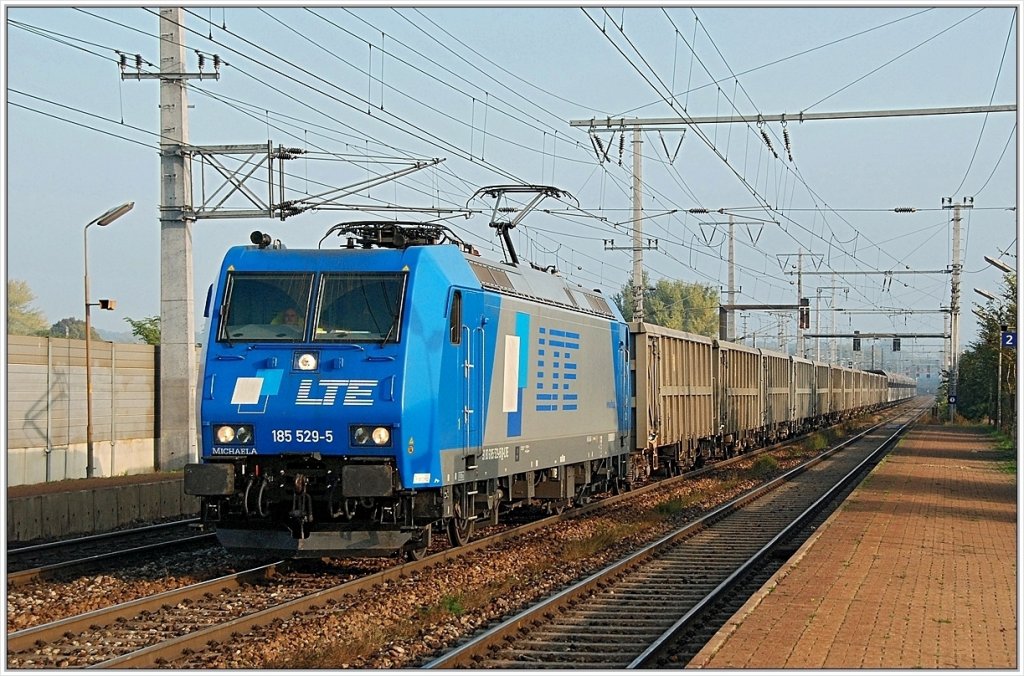 Mal von einer etwas anderen Perspektive. Aufgrund von Bauarbeiten auf der Westbahn konnte am 25.10.2009 vormittags die LTE 185 529 in Wien Haidestrae fotografisch festgehalten werden. 