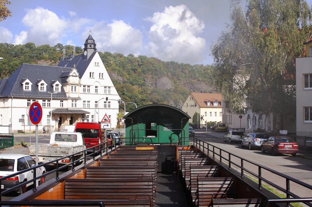 Mal eine etwas ungewhnlichere Perspektive. Ein Zug der Weieritztalbahn  kmpft  sich am 07.10.2011 bei der Einfahrt in den Hp Freital-Comannsdorf, nach Passage der Straenkreuzung, durch zahlreiche Vertreter der bewegungstechnischen Neuzeit! Aufgenommen von der Plattform eines Waggons ber den (leider leeren) Aussichtswaggon des Zuges hinweg.