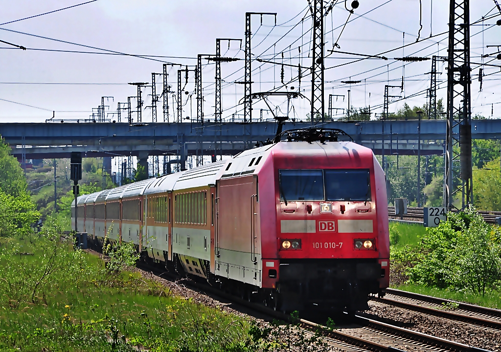 mal fremdbeleuchtet vom oben - 101 010 kommt mit dem EC aus Binz nach Stralsund am 23.05.2010