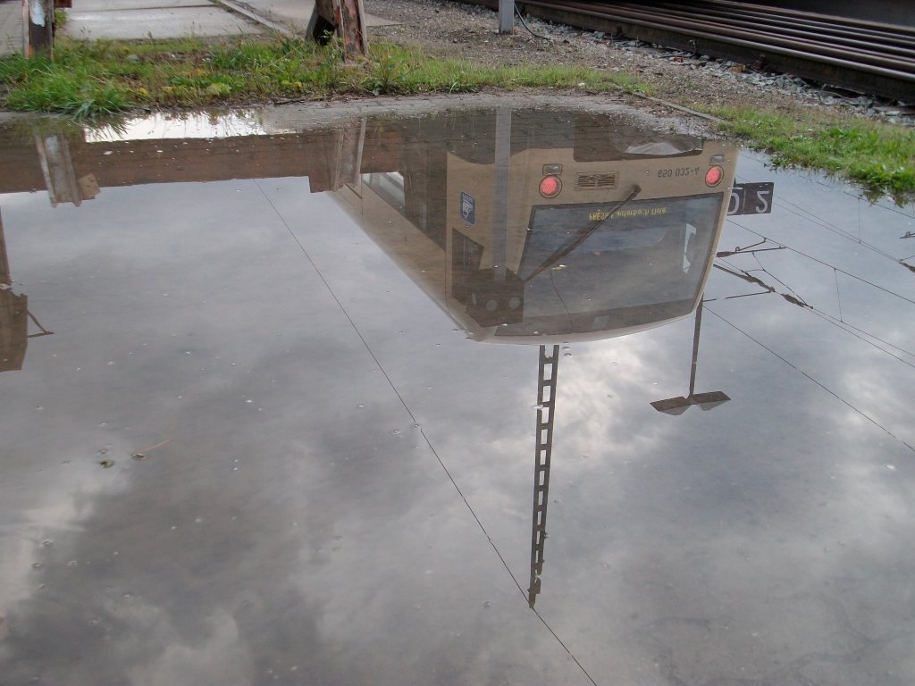 Mal Heute was Anderes von mir.Nach einem Regenschauer spiegelte sich VT650 032 in einer Regenpf�tze am 29.August 2010 in Bergen/R�gen.