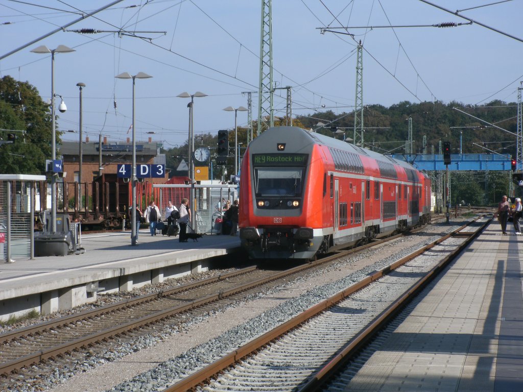 Mal kein Flirt kam,am 25.September 2011,als RE 13008,von Sassnitz nach Rostock,in Bergen/Rgen an.