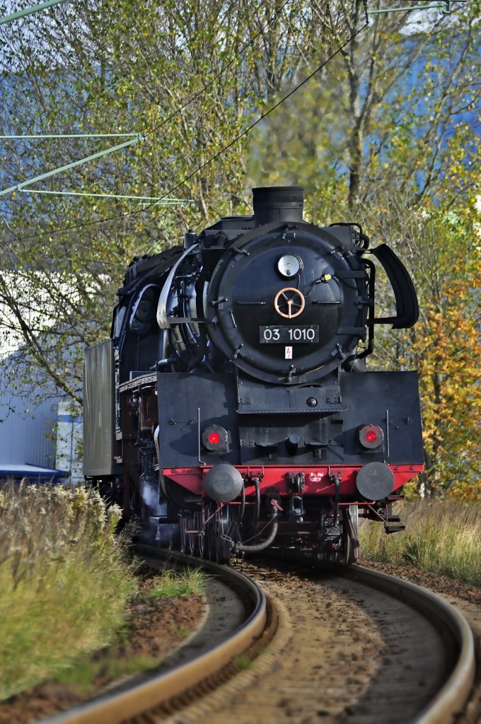 mal keine drei Weien an,
03 1010 gedreht in der  Berliner Kurve  Stralsund
auf dem Weg auf die Insel Rgen