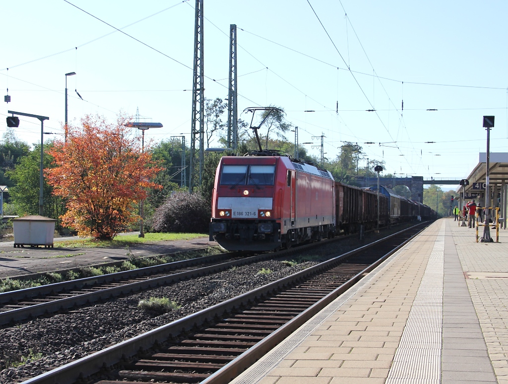 Mal eine kleine Abwechslung im 185er Einheitsbrei in Eichenberg: 186 321-6 mit Gz in Fahrtrichtung Norden. Aufgenommen am 15.10.2011.