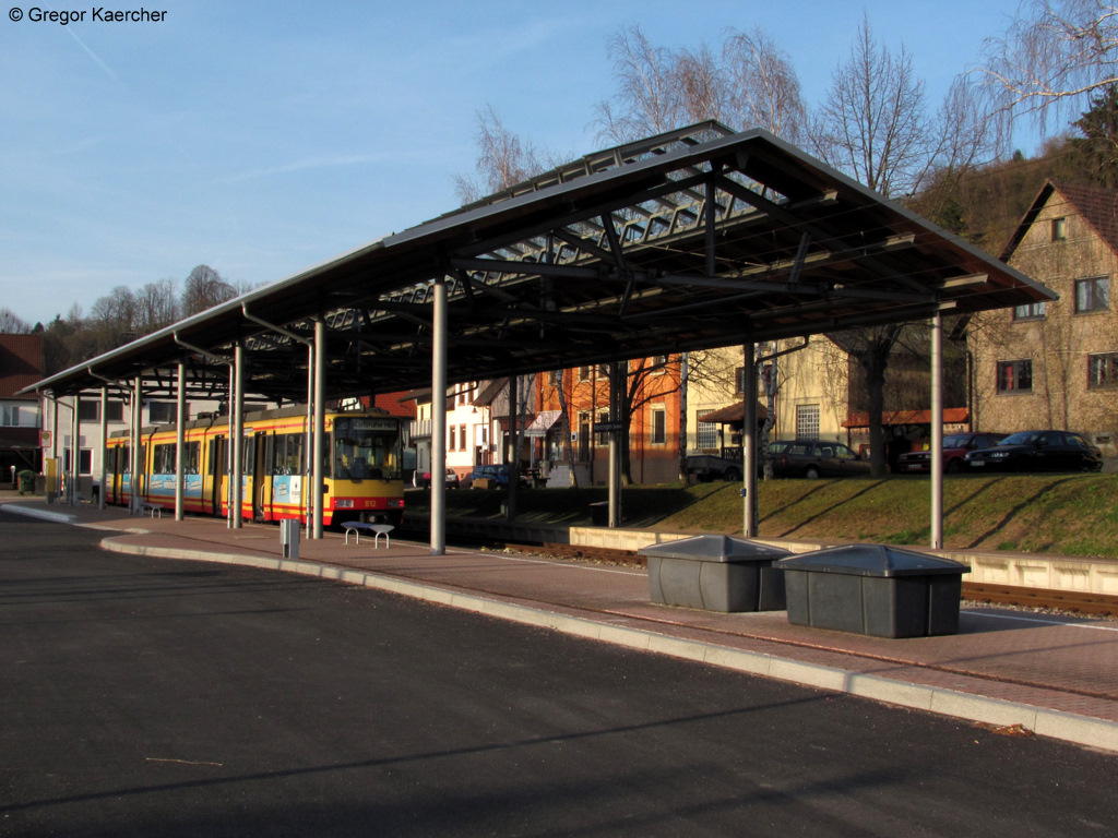 Mal noch ein seitlicher Anblick auf die Dachkonstruktion im Bahnhof Menzingen, dem Endpunkt der Kraichtalbahn (KBS 710.3). Aufgenommen am Abend des 22.03.2011.
