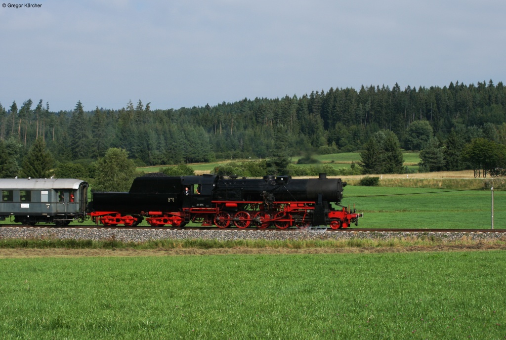Mal noch ein seitlicher Anblick auf das Fahrwerk auf die Kriegslok 52 7596 mit Ihrem Wannentender. Aufgenommen am 11.08.2012 bei Rtenbach.