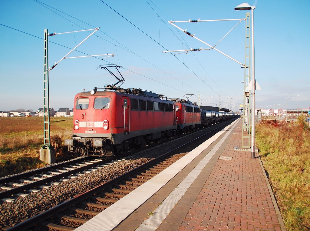 Mal in Richtung Kln fahrend die 140 850-9 mit einer mir unbekannten Railion 140 und reichlich Stahlcoils im Rcken. 29.11.2011
