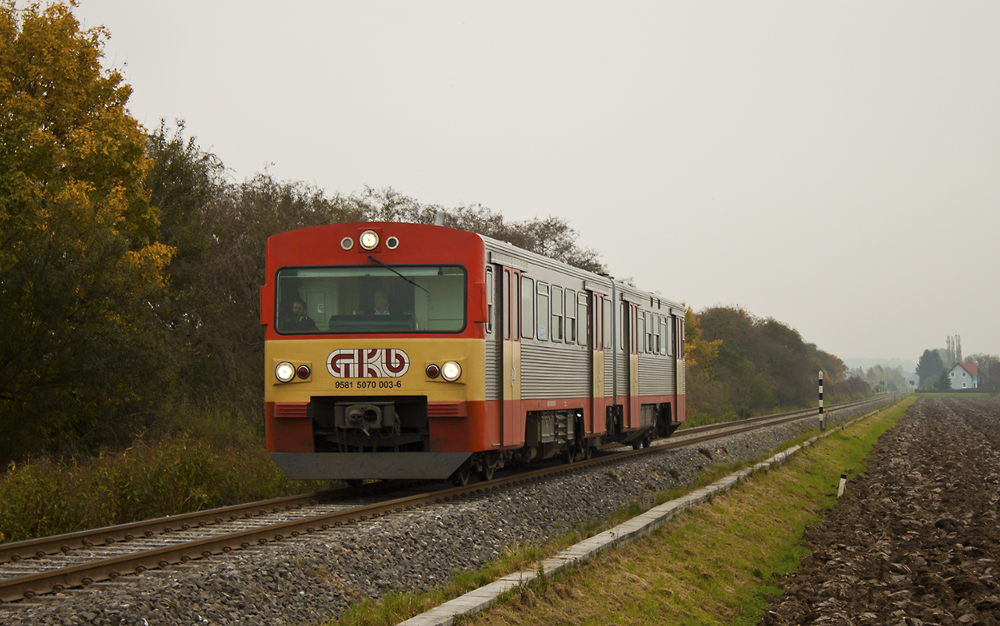 Mal was lteres, VT. 70.003 fhrt bei typischem Herbst-Nebelwetter am 16.10.2010, als 8407 von Graz nach Kflach, nach Lieboch aufgenommen.