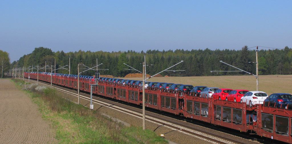 Mal was anderes: 155 XXX-4 zog diese lange Linie von Autos von Polen kommend in Richtung Berlin. 20.04.2011