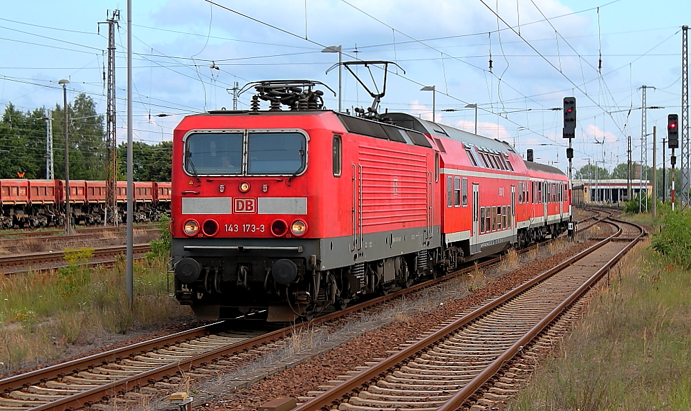 Mal was anderes auf der RB 20 von Potsdam nach Oranienburg. Statt 646-er oder Hamsterbacke nun mit einer 143 173-3 bespannter Zug kurz vor der Einfahrt im Bf Oranienburg am 03.08.2012.