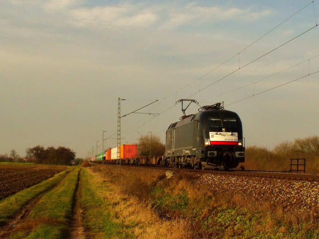 Mal was anderes statt immer nur der BoxXexpress, ES 64 U2 -069 vom MRCE Dispoloks. Aufgenommen am 20.11.2009 in der Nhe vom Moosham.