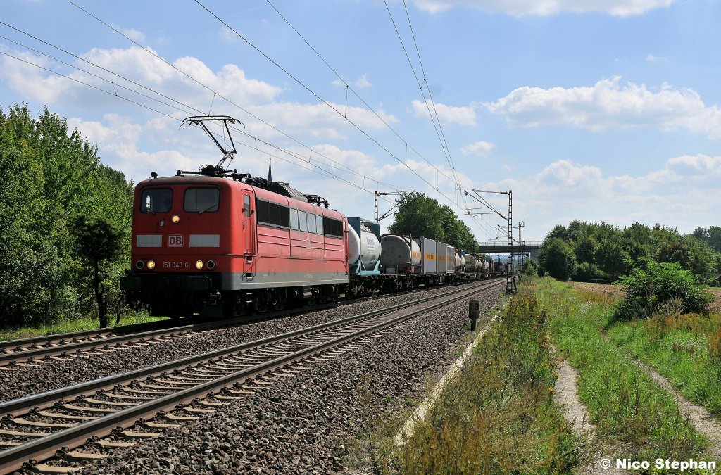 Mal was aus der anderen Richtung,151 048-6 hatte einen schnen Tankcontainerzug gen Gemnden zu ziehen (Thngersheim 21.08.10)