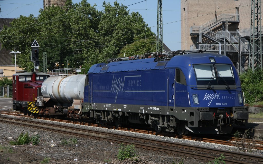 Mal was fr die Modellbahn: 183 500 ein On-Rail-Kesselwagen und Emma am 03.06.10 in Krefeld Hbf. (Jetzt muss es nur noch eine R30C von Jung fr die Modellbahn geben.)