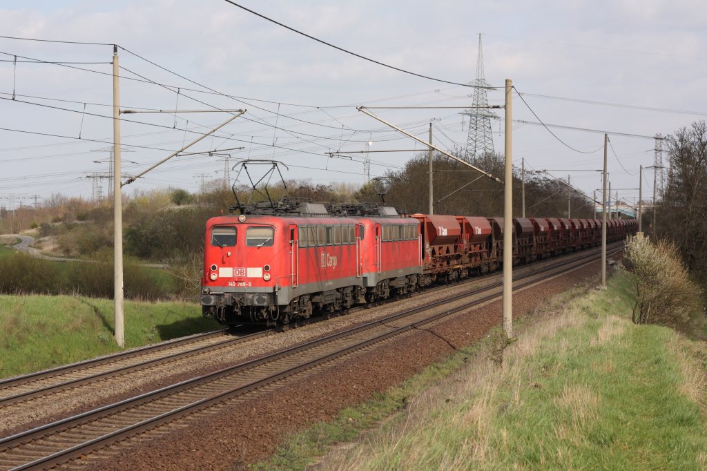 Mal was Nicht-Alltgliches aus Magdeburg, eine Doppeltraktion 140er mit 140 789-9 an der Spitze fhrt mit einem Ganzzug Schttgutwagen in Richtung Braunschweig. Fotografiert am 16.04.2010. 