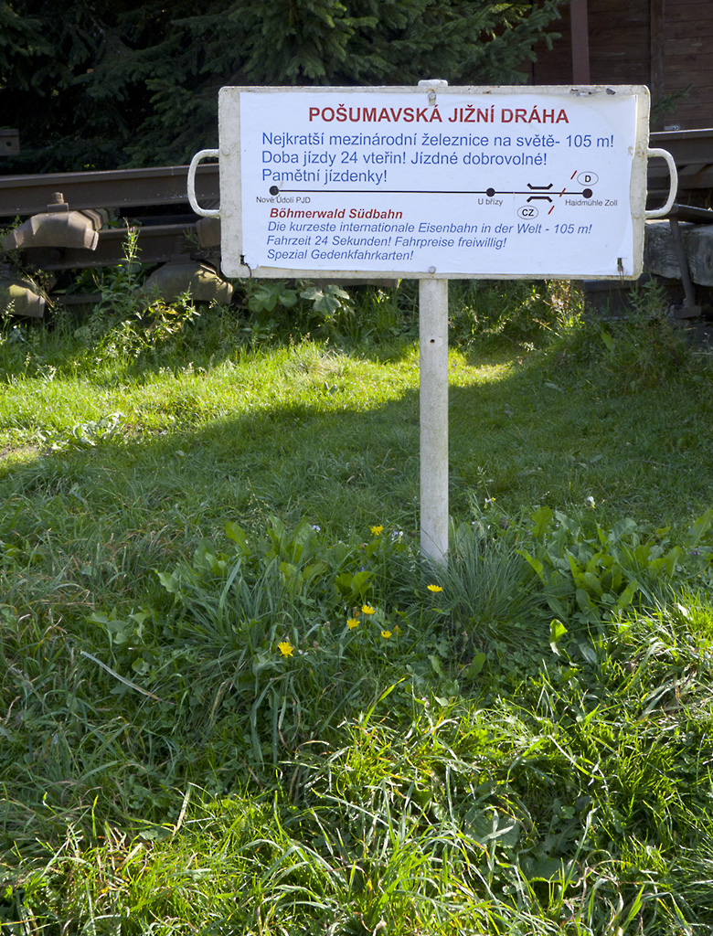 Mal was nicht ganz so Ernsthaftes: Im Sden des Bhmerwaldes gibt es die  krzeste internationale Eisenbahn der Welt . Auf der Trasse der ehemaligen KBS 426r Prachatitz - Wallern - Haidmhle - Passau wurden, nachdem der Grenzstreifen von Tschechien zu Bayern wieder zugnglich war, ein paar Meter Gleis fr eine Touristenattraktion verlegt, wobei die letzten 5 Meter eben schon in Bayern enden. Ernsthafter Museumsbetrieb ist hier weder angedacht noch mglich.
Ich habe das Ganze mal nach dem Schild ausgerichtet, hoffentlich tauglich. 
Nove Udoli, 28.09.2011